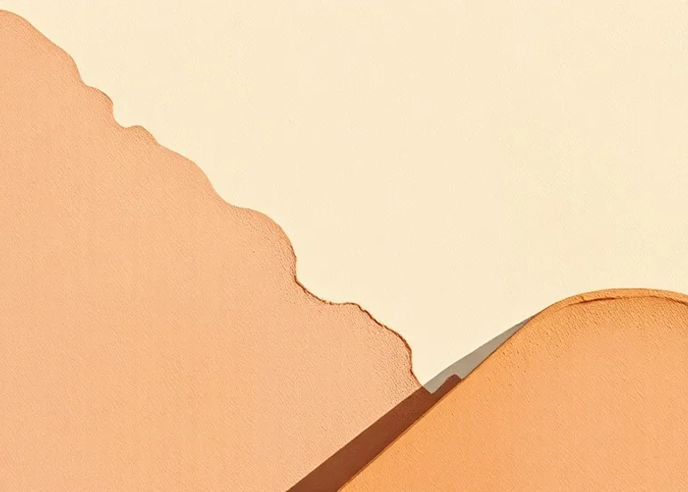 Application d'un enduit décoratif à la lisseuse sur un mur